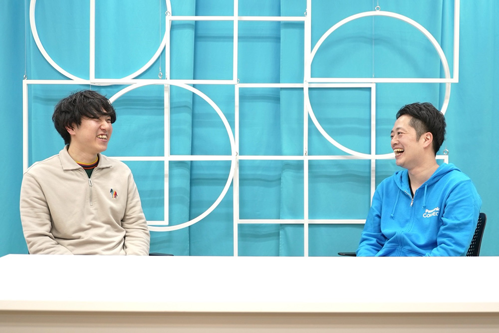 新井野さん(左)・インタビュアーのパナソニック コネクト 高尾さん(右)の写真