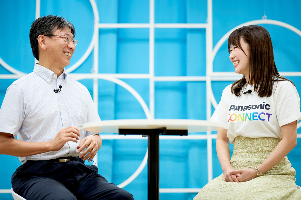 渕上さん(左)とインタビュアーのパナソニック コネクト 川口さん(右)の写真